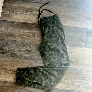 Lululemon size 6 green camo warm jogger with pockets and drawstring. M.